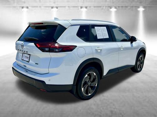Everest White Pearl 2025 Nissan Rogue SV