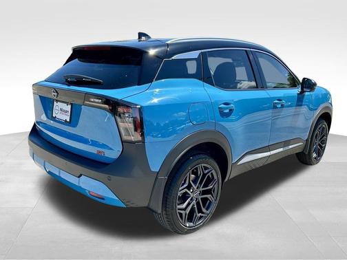 Arctic Ice Blue Metallic/Super Black 2026 Nissan Kicks SR