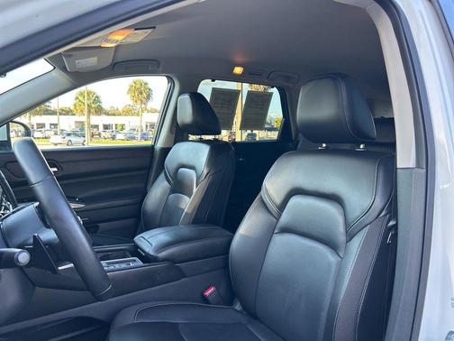 2024 Nissan Pathfinder SL FWD