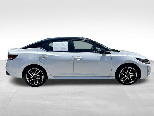 Aspen White Tricoat/Super Black 2025 Nissan Sentra SR