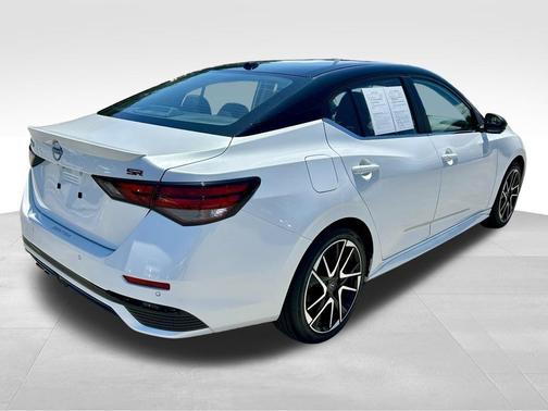 Aspen White Tricoat/Super Black 2025 Nissan Sentra SR