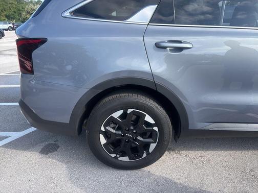Everlasting Silver 2024 Kia Sorento S
