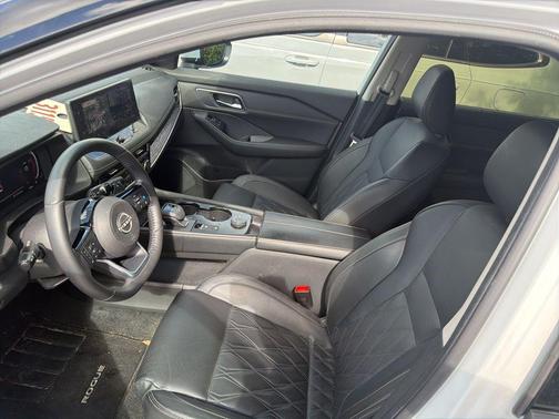 Everest White Pearl 2024 Nissan Rogue Platinum