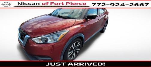 Cayenne Red/Super Black 2018 Nissan Kicks SV