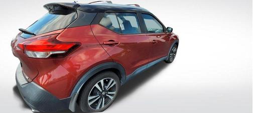 Cayenne Red/Super Black 2018 Nissan Kicks SV