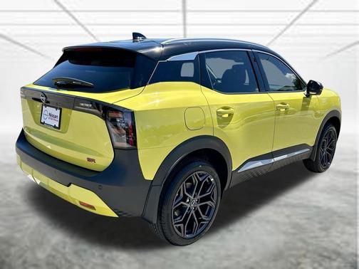 Yuzu Yellow Metallic/Super Black 2026 Nissan Kicks SR