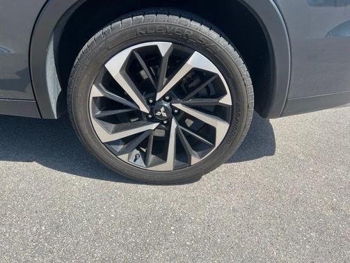 Alloy Silver Metallic 2024 Mitsubishi Outlander SE