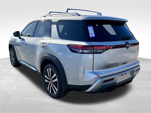 2025 Nissan Pathfinder Platinum FWD