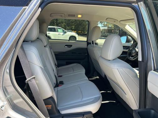 2022 Nissan Pathfinder SL 4WD