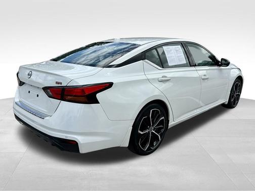 Pearl White Tricoat 2023 Nissan Altima SR FWD