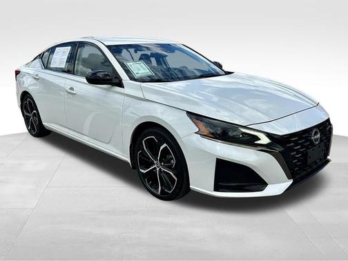 Pearl White Tricoat 2023 Nissan Altima SR FWD