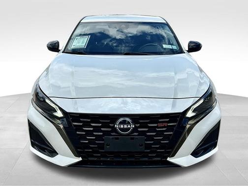 Pearl White Tricoat 2023 Nissan Altima SR FWD