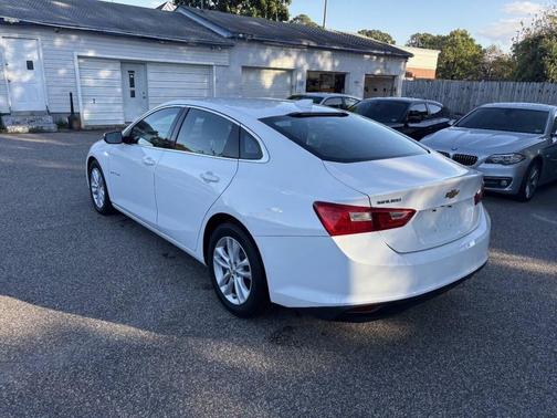 White 2018 Chevrolet Malibu LT