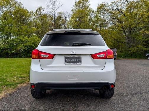 Diamond White Pearl 2017 Mitsubishi Outlander Sport ES