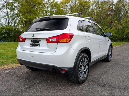 Diamond White Pearl 2017 Mitsubishi Outlander Sport ES