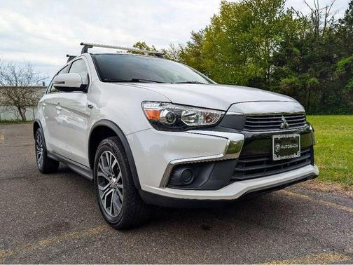 Diamond White Pearl 2017 Mitsubishi Outlander Sport ES