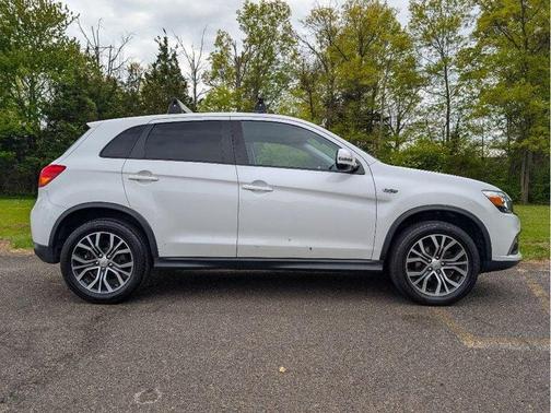 Diamond White Pearl 2017 Mitsubishi Outlander Sport ES