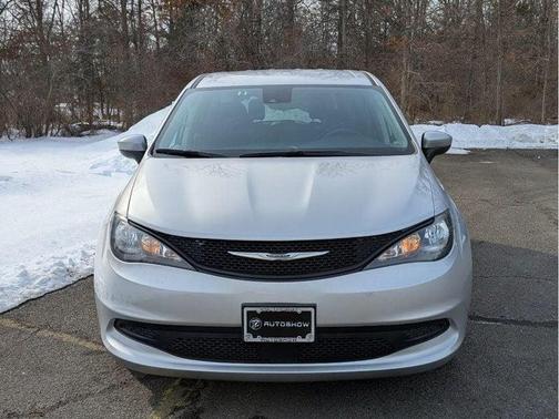 Silver Mist Clearcoat 2023 Chrysler Voyager LX