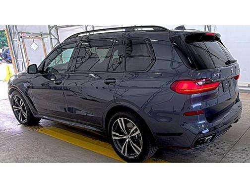 Metallic 2022 BMW X7 xDrive40i