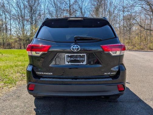 Midnight Black Metallic 2019 Toyota Highlander XLE