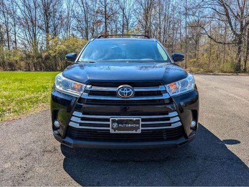 Midnight Black Metallic 2019 Toyota Highlander XLE