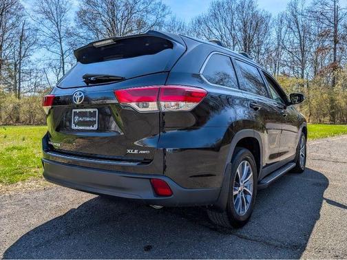 Midnight Black Metallic 2019 Toyota Highlander XLE