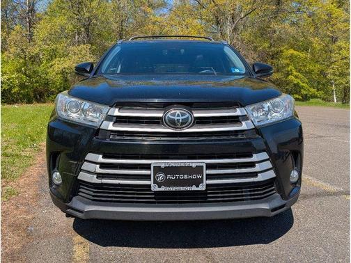 Midnight Black Metallic 2018 Toyota Highlander XLE