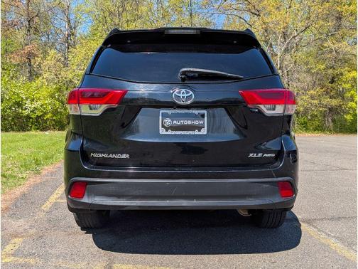 Midnight Black Metallic 2018 Toyota Highlander XLE
