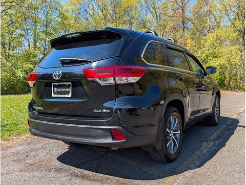 Midnight Black Metallic 2018 Toyota Highlander XLE