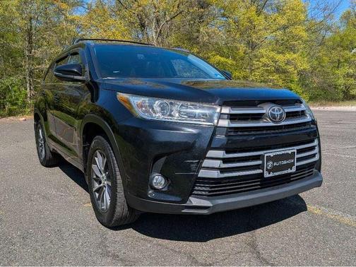 Midnight Black Metallic 2018 Toyota Highlander XLE