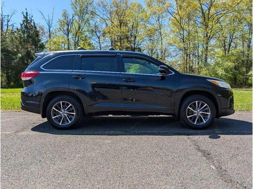 Midnight Black Metallic 2018 Toyota Highlander XLE