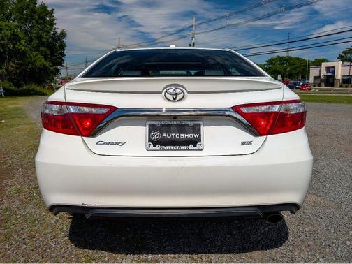 Super White 2017 Toyota Camry SE