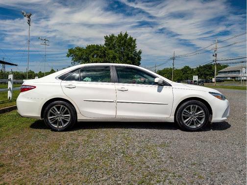 Super White 2017 Toyota Camry SE