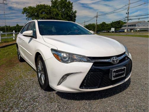 Super White 2017 Toyota Camry SE