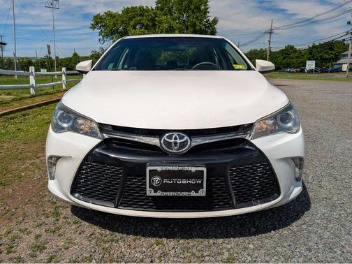 Super White 2017 Toyota Camry SE