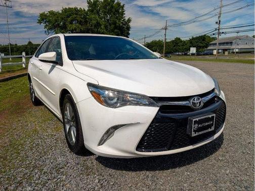 Super White 2017 Toyota Camry SE