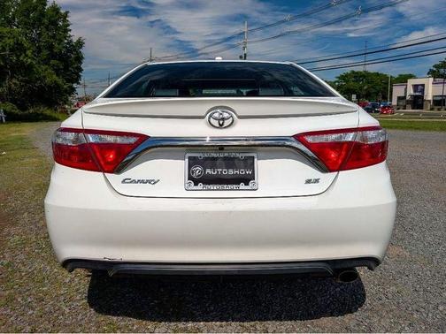 Super White 2017 Toyota Camry SE
