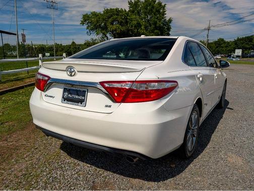 Super White 2017 Toyota Camry SE