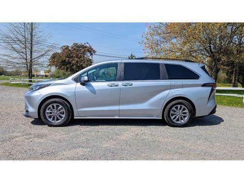 2024 Toyota Sienna XLE