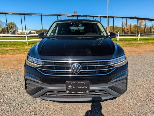 Deep Black Pearl Effect 2024 Volkswagen Tiguan 2.0T SE