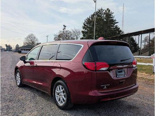 Velvet Red Pearlcoat 2018 Chrysler Pacifica LX