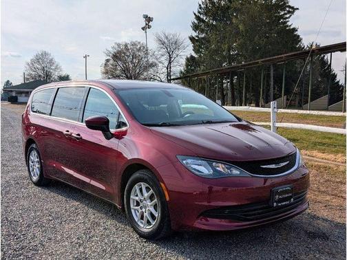 Velvet Red Pearlcoat 2018 Chrysler Pacifica LX