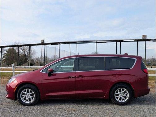 Velvet Red Pearlcoat 2018 Chrysler Pacifica LX