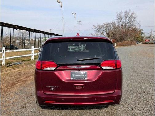 Velvet Red Pearlcoat 2018 Chrysler Pacifica LX