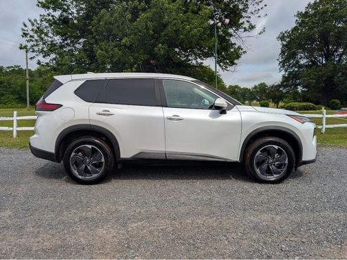 Everest White P 2024 Nissan Rogue SV
