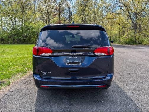 Jazz Blue Pearlcoat 2018 Chrysler Pacifica Touring-L Plus
