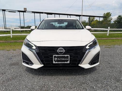 White 2023 Nissan Altima 2.5 SV