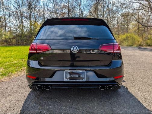 Deep Black Pearl Effect 2018 Volkswagen Golf R 2.0T w/DCC & Navigation