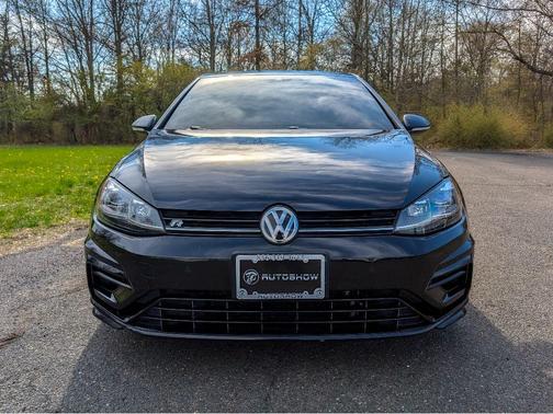 Deep Black Pearl Effect 2018 Volkswagen Golf R 2.0T w/DCC & Navigation