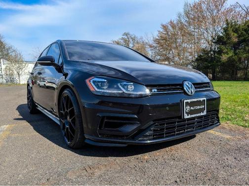 Deep Black Pearl Effect 2018 Volkswagen Golf R 2.0T w/DCC & Navigation